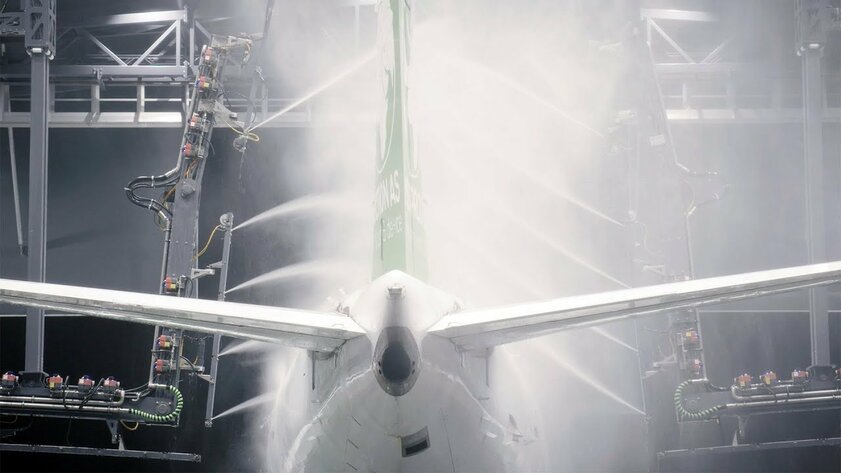 Важная причина почему самолёты так часто моют
