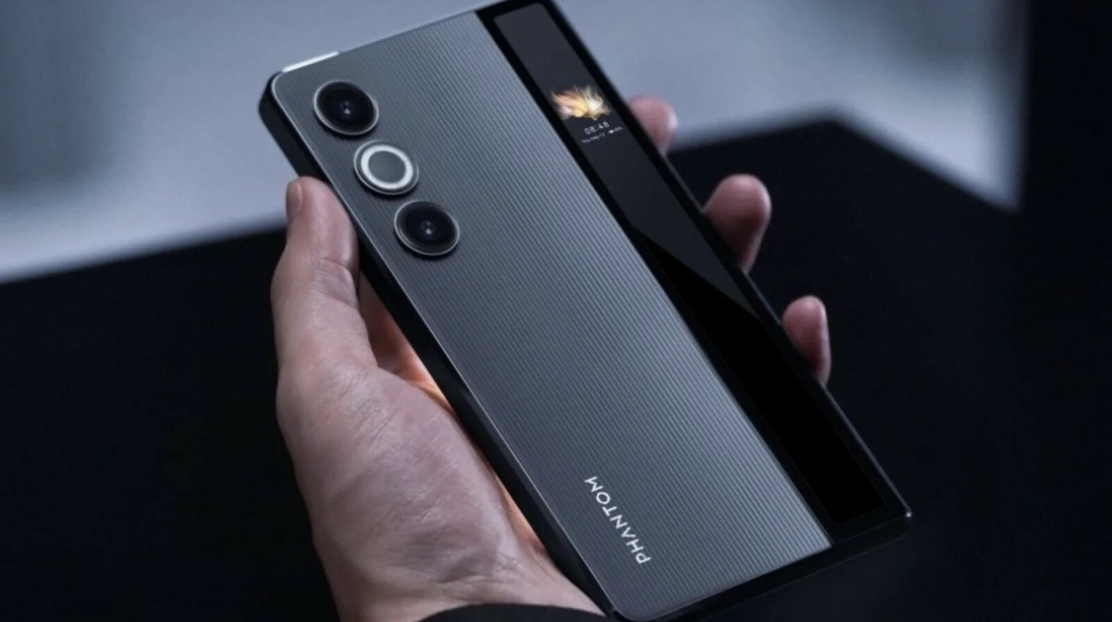 Tecno представила концептуальный рулонный смартфон Phantom Ultimate