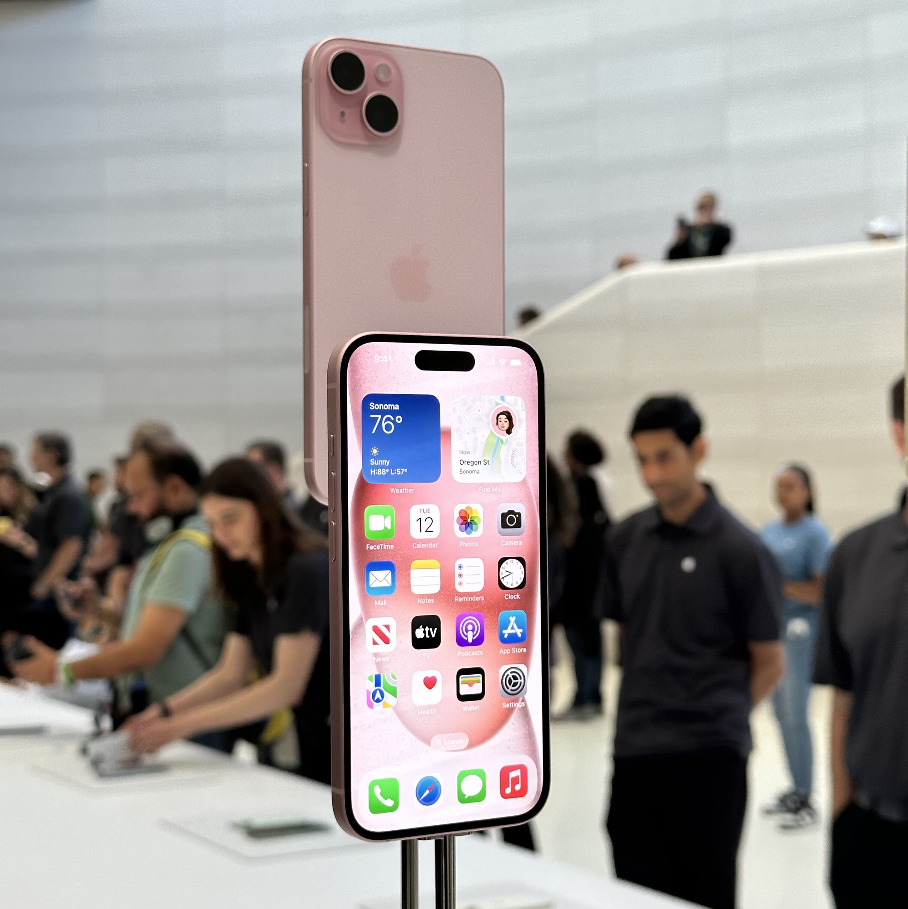 Все цвета iPhone 15 и 15 Pro вживую: сравнение расцветок на натуральных фото