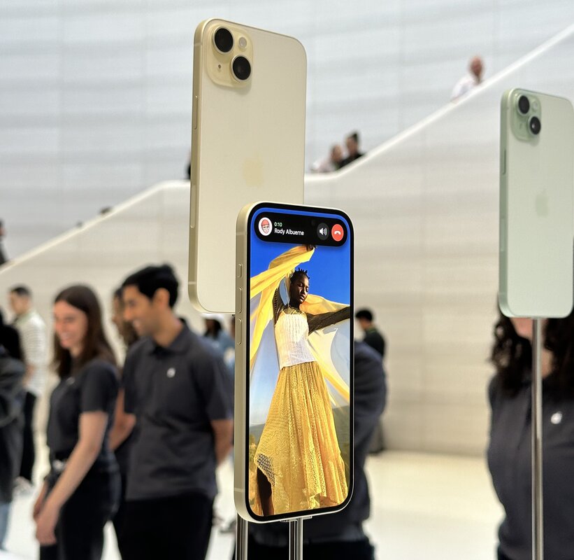 Все цвета iPhone 15 и 15 Pro вживую: сравнение расцветок на натуральных ...
