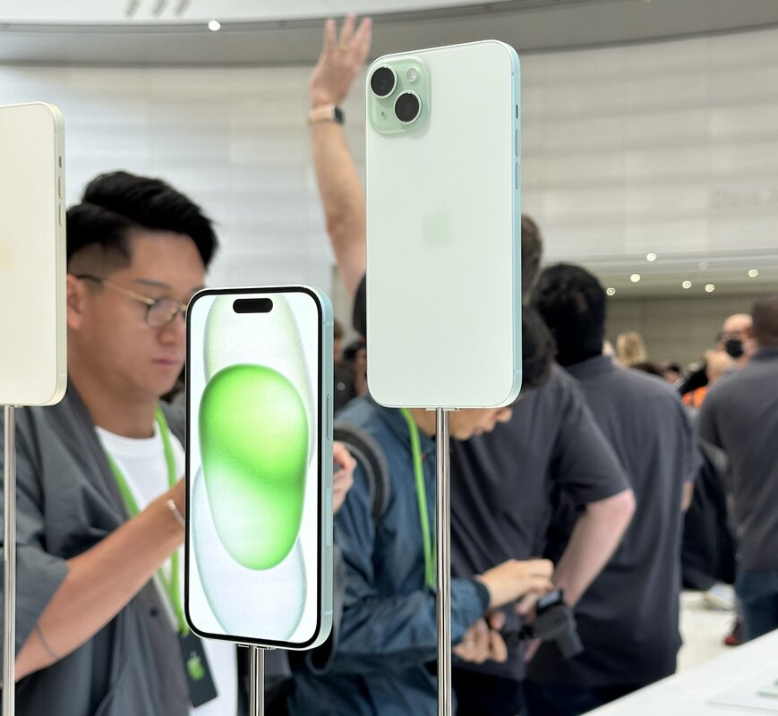 Все цвета iPhone 15 и 15 Pro вживую: сравнение расцветок на натуральных ...
