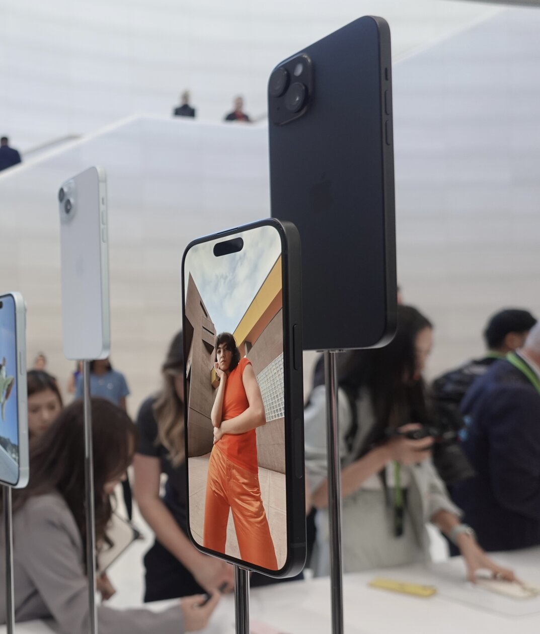 Все цвета iPhone 15 и 15 Pro вживую: сравнение расцветок на натуральных ...