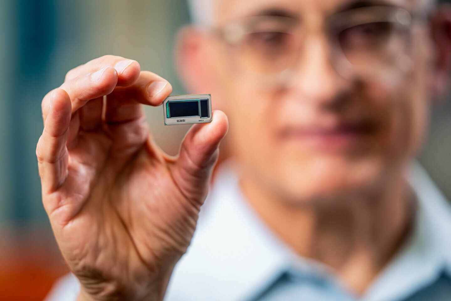 Intel создала стеклянные подложки для будущих процессоров: на них разместится один триллион транзисторов