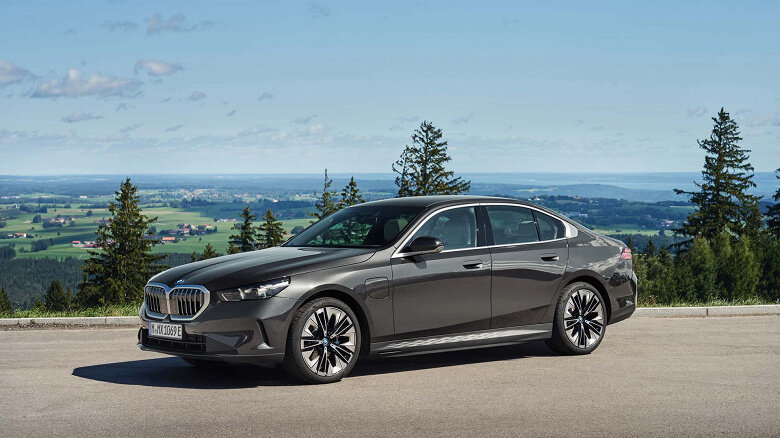 Менее 1 литра на 100 км: представлены гибридные BMW 530e и 550e xDrive с системой eDrive