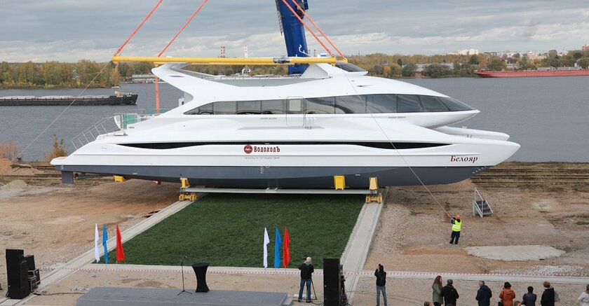 В России на воду спустили крупнейший электрический катамаран вместимостью до 130 пассажиров