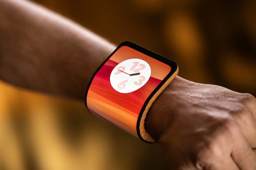 Как в старых гифках о технологиях будущего: Motorola представила смартфон-браслет, огибающий запястье