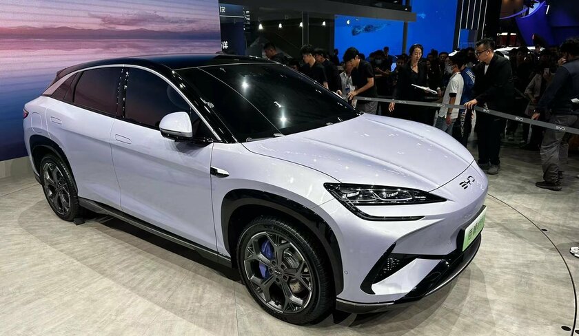 Полный привод, спортивный кузов и огромные дисплеи: BYD представила сразу два электрокроссовера