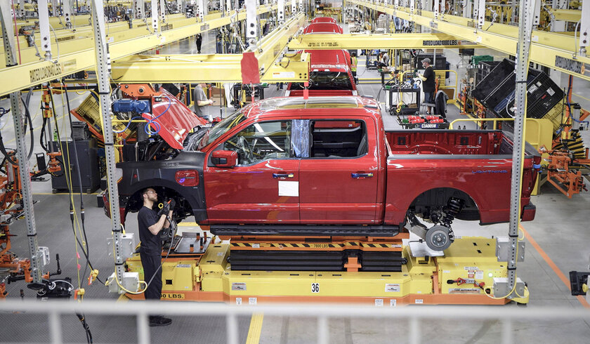 Ford вдвое сокращает объёмы производства электрокаров: спрос гораздо ниже предложения