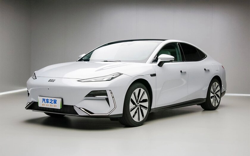Представлен седан Geely Galaxy E8: он получил 45-дюймовый экран, на котором можно играть в игры