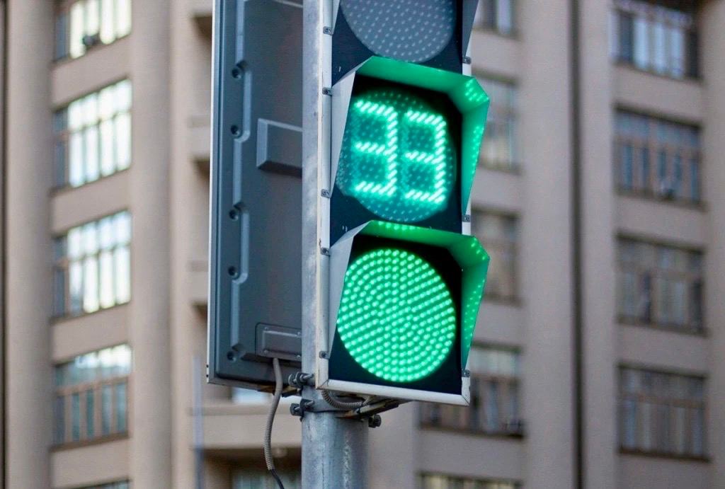 В Москве заработал умный светофор: он умеет сообщать о нарушениях ПДД