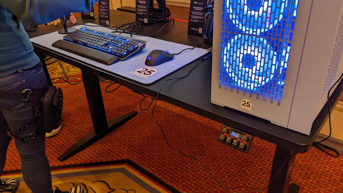 Thermaltake представила идеальный геймерский стол: с настройкой высоты и встроенной механической клавиатурой