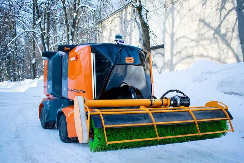 Московские улицы от снега теперь чистят роботы: они могут отработать до 16 часов в день