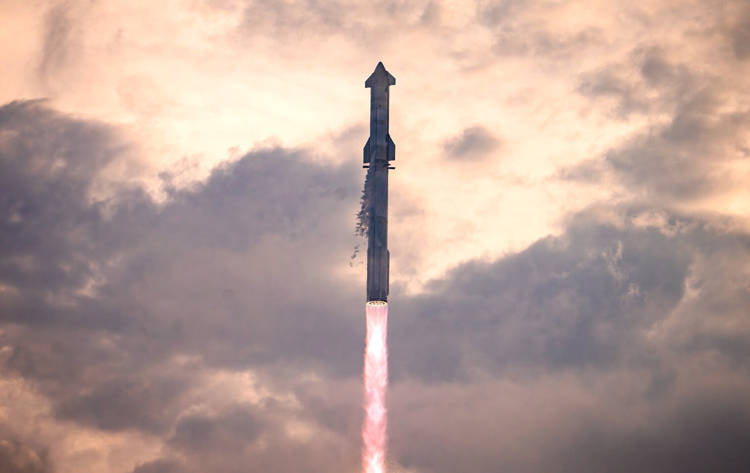 SpaceX успешно запустила гигантскую ракету. Предыдущие две попытки закончились взрывом