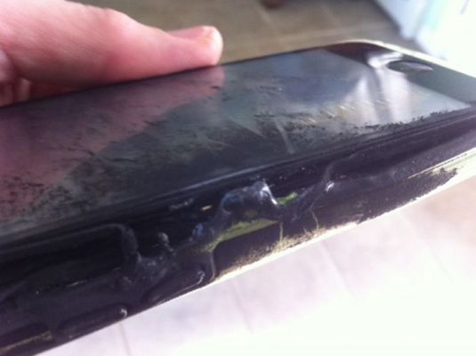 Смартфон Apple iPhone 5C загорелся в кармане студентки