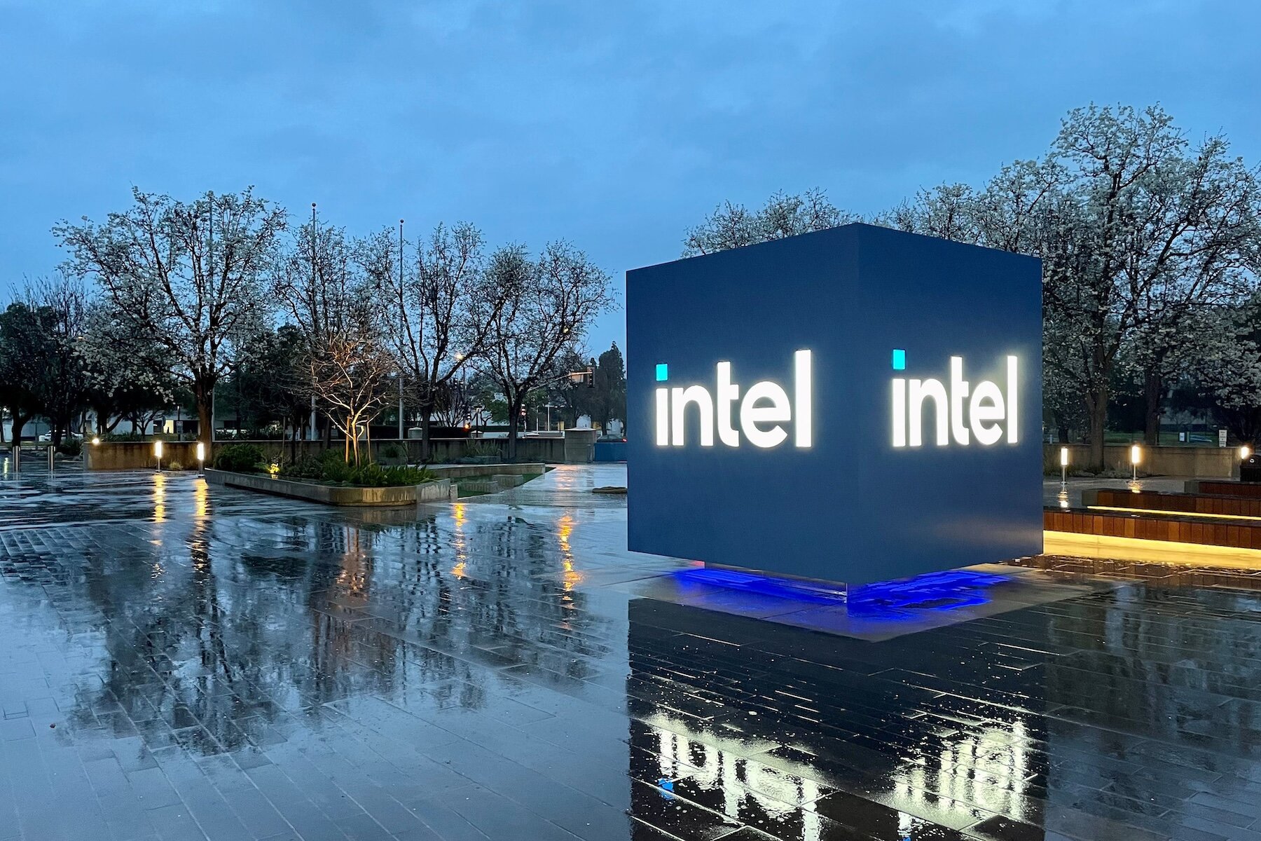 Intel отчиталась о 7 млрд долларов убытков: производство чипов принесёт прибыль лишь в 2027 году