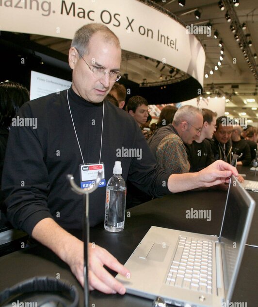 Сотрудник Apple устанавливает MacBook на Intel в ходе выставки MacWorld Expo. Фото от 10 января 2006