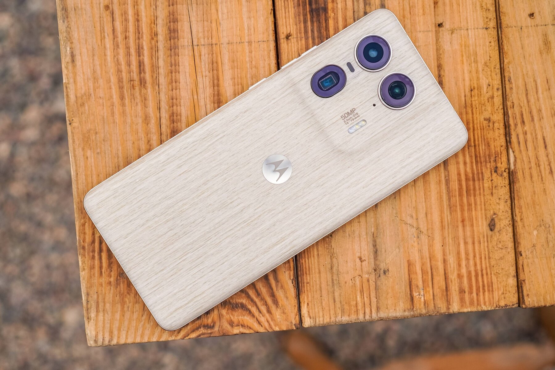 Motorola представила Edge 50 Ultra с панелью из натурального дерева