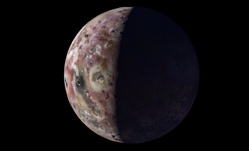 NASA показало скалистые виды Ио — вулканического спутника Юпитера