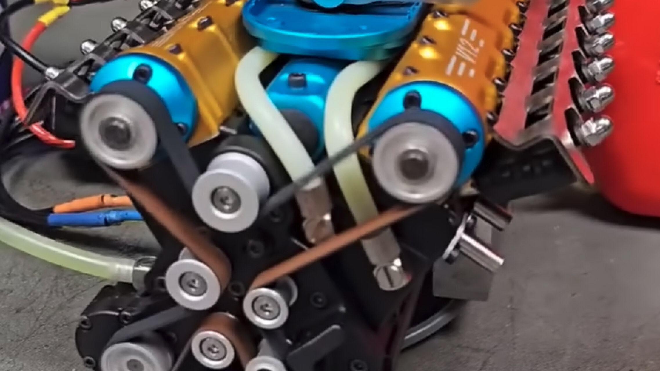 Инженер построил мини-версию мотора V12 — звучит как болид Формулы-1