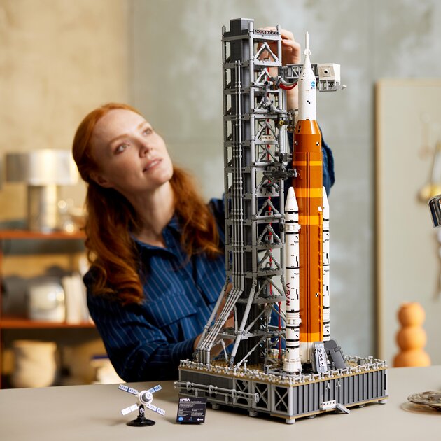 Американская ракета-носитель своими руками: LEGO представила набор SLS с 3 600 деталями