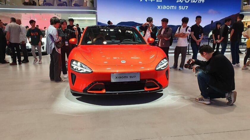 Вокруг автомобиля Xiaomi SU7 на Пекинском автосалоне непонятный ажиотаж. Подойти можно по приглашению