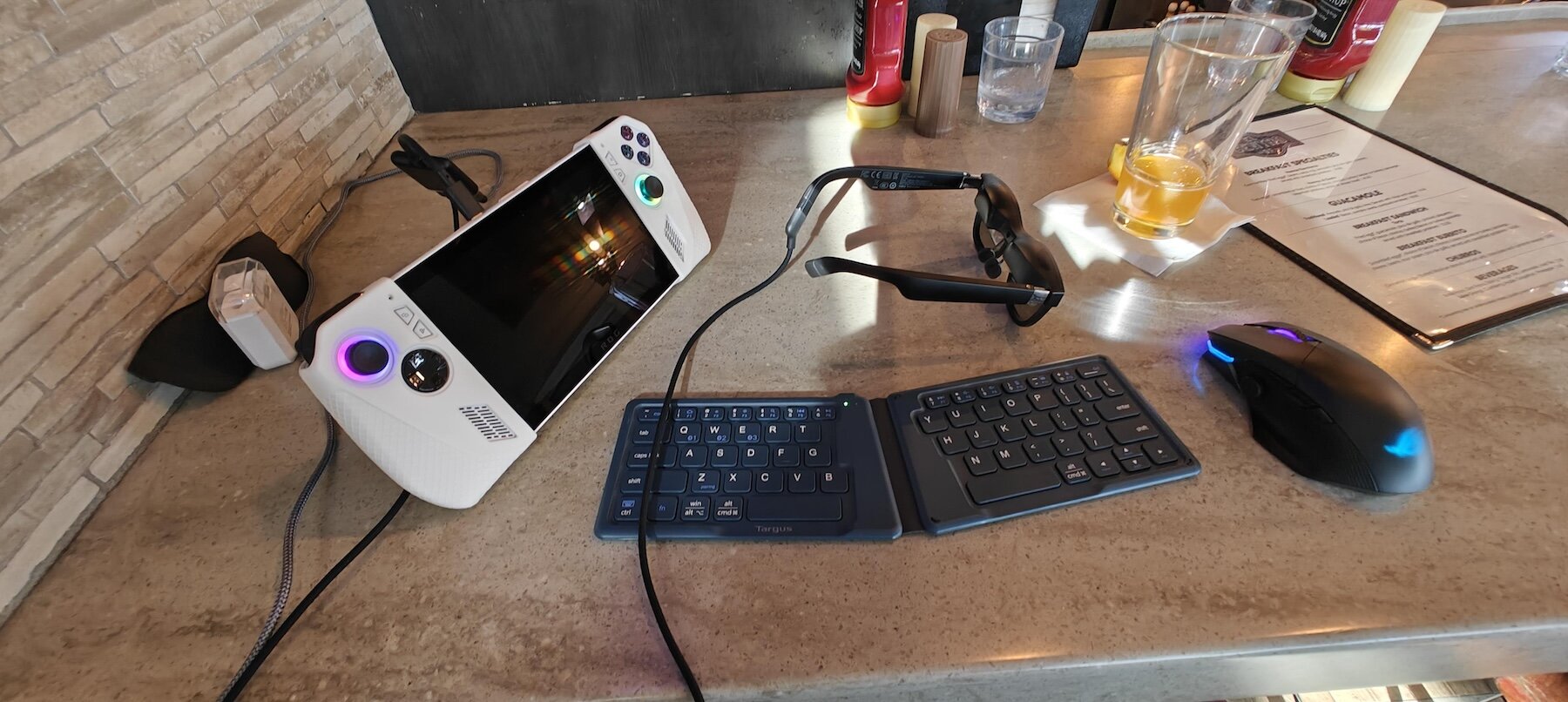 Пользователь похвастался комплектом для портативного гейминга: с AR-очками и складной клавиатурой