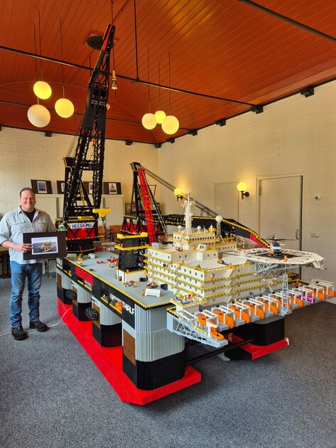 Фанат построил копию огромного кранового судна из LEGO: на это ушло семь лет