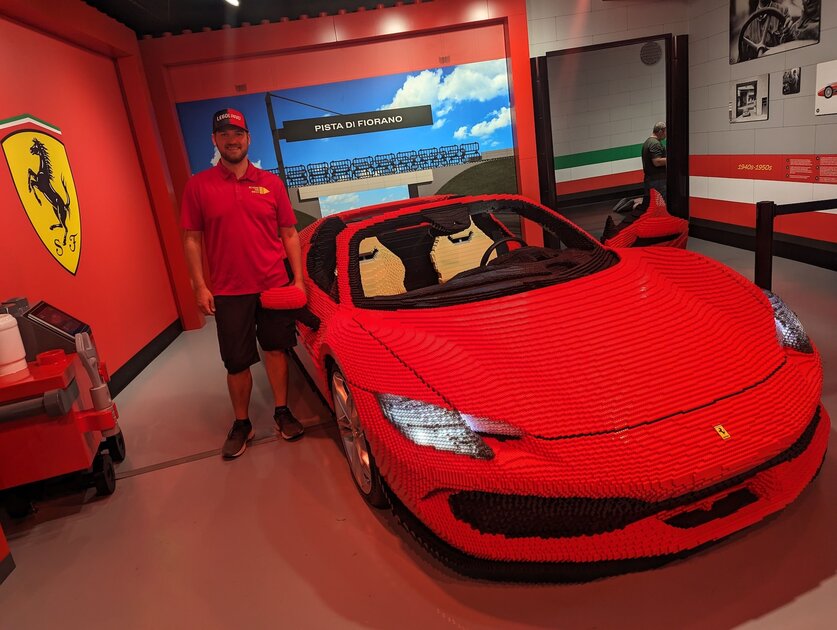 Ничего необычного — просто Ferrari 296 GTS из LEGO в полную величину из 424 000 деталей