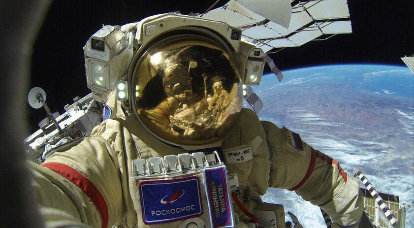Фото дня: российский космонавт сделал селфи в открытом космосе