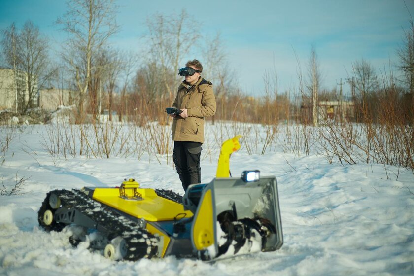 Российский студент создал универсальную гусеничную платформу: снег уберёт и больного перевезёт