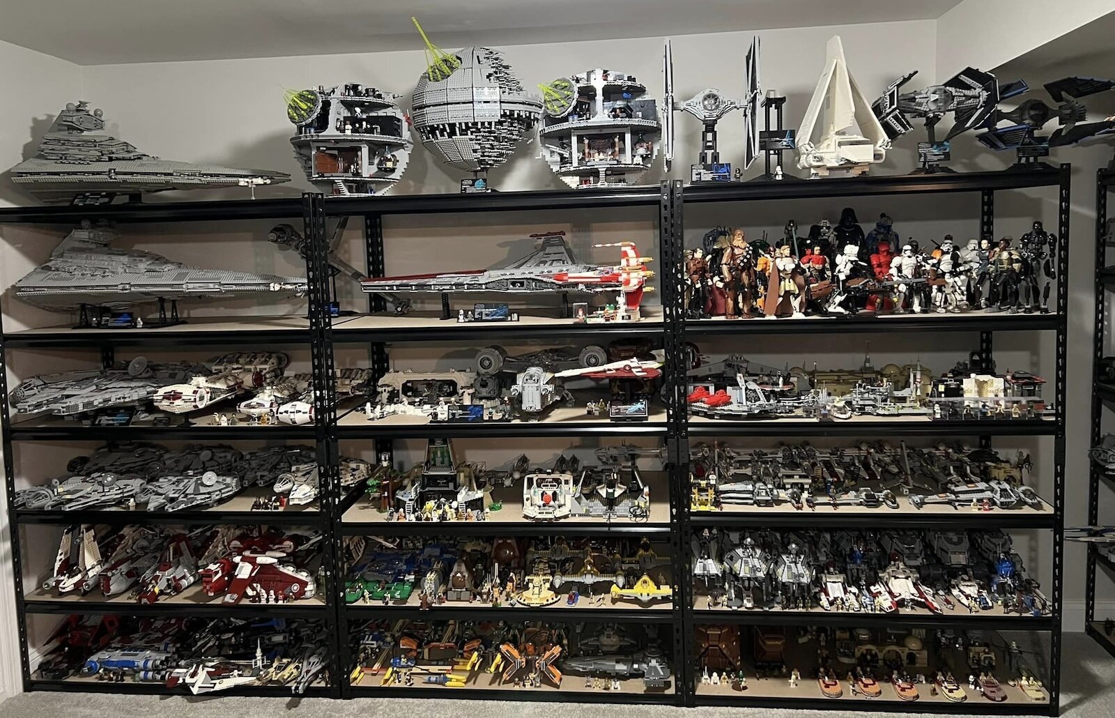 Так выглядит коллекция всех наборов по франшизе LEGO Star Wars с 1999 по 2023 год