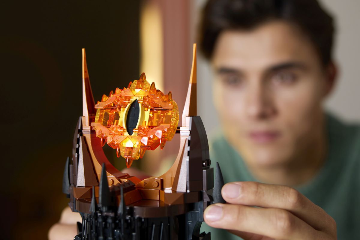 Смотрите, оно светится! LEGO выпустила конструктор крепости зла с Оком Саурона