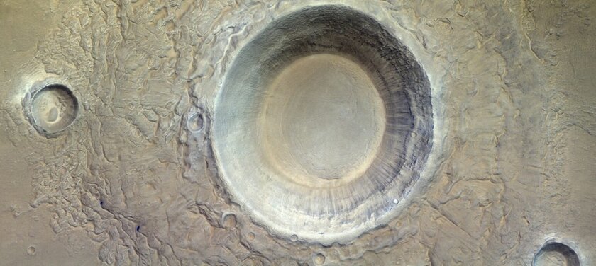 На Марсе сфотографировали огромный и почти идеальный по форме кратер