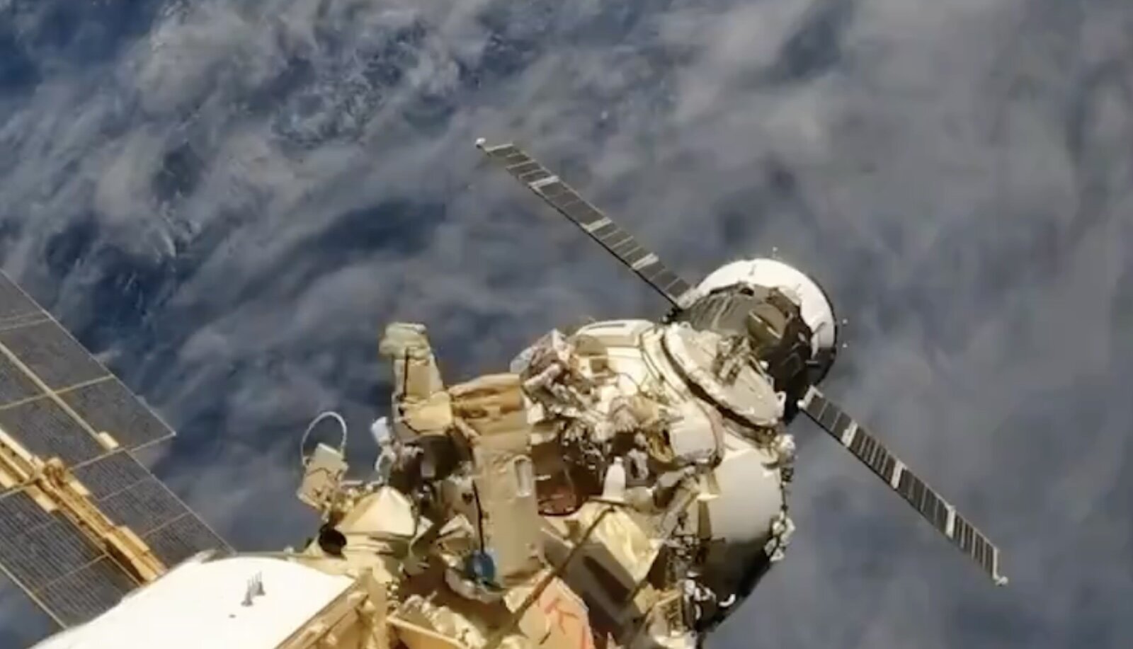 Работа космонавтов за бортом МКС: не смотреть тем, кто боится высоты