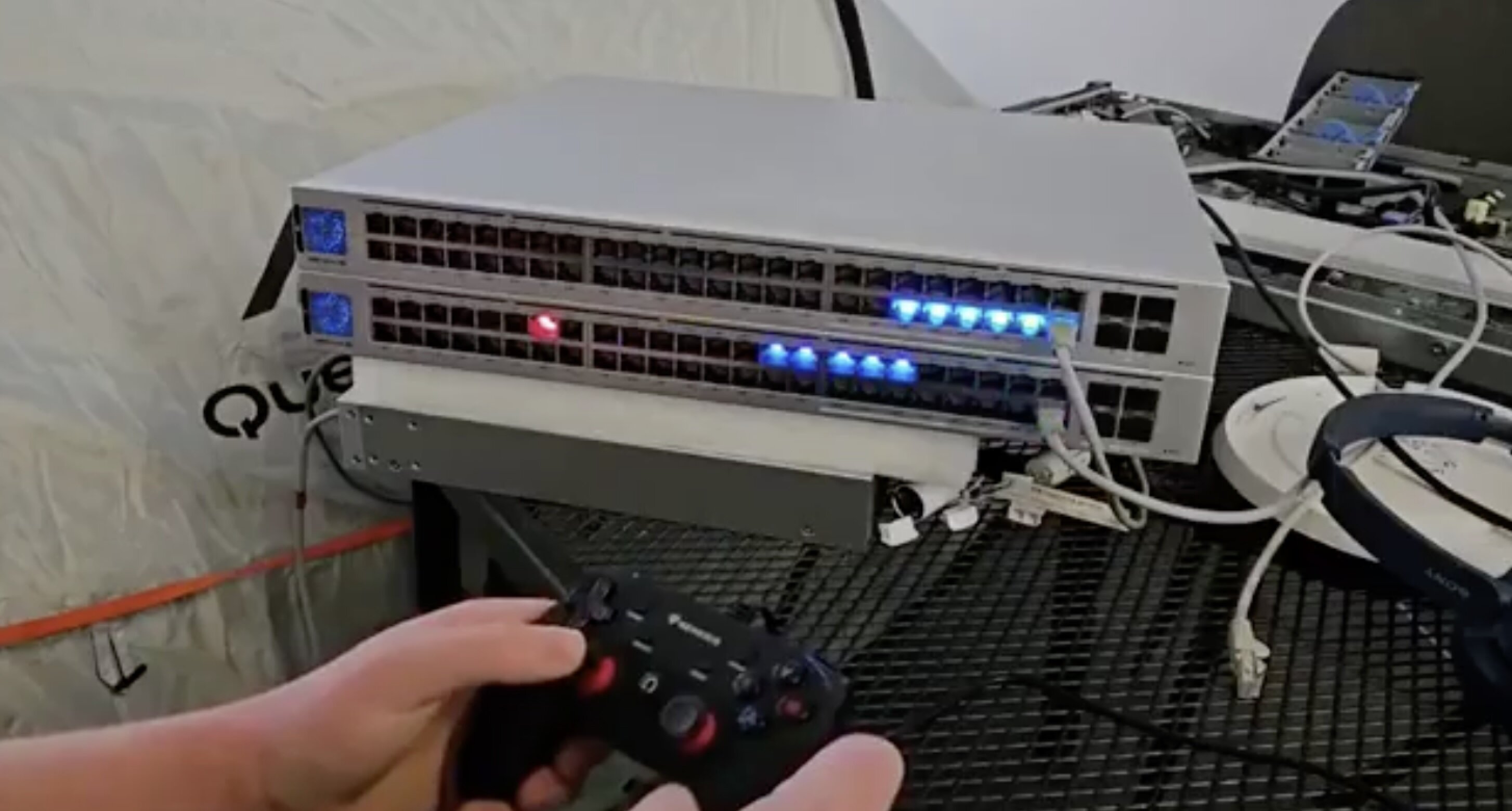 Инженер запрограммировал LED-подсветку портов на коммутаторе, чтобы играть в «Змейку»