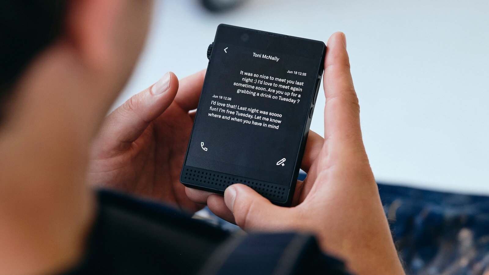 Представлен смартфон с чёрно-белым OLED-дисплеем: с камерой, NFC и странным процессором