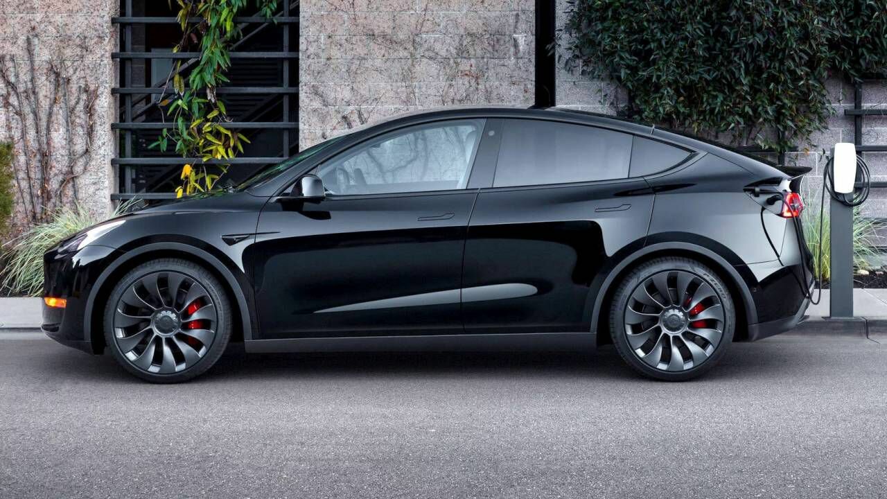 Tesla Model Y — самый продаваемым автомобиль в мире в 2023 году. Компания  Маска обошла Toyota и