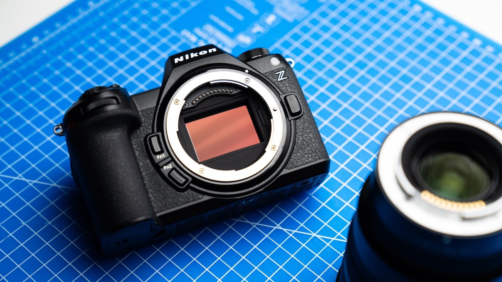 Nikon представила фотоаппарат Z6 III — с видоискателем на 4 000 нит и необычным CMOS-сенсором