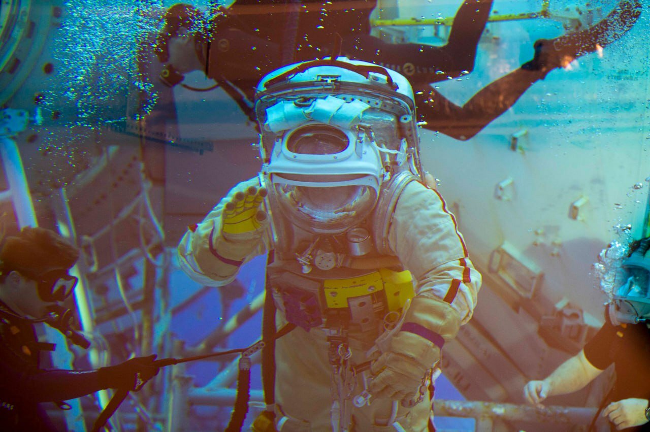 В «Роскосмосе» показали, как проходят испытания космонавтов под водой