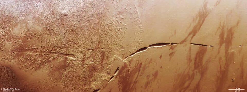 Появилось впечатляющее фото Борозды Аганиппы: это «шрам» на поверхности Марса