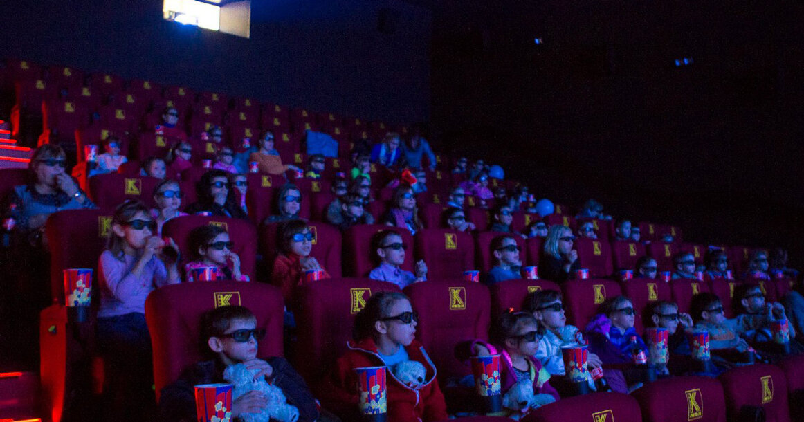 Россияне стали реже ходить в кино, но кассовые сборы при этом выросли