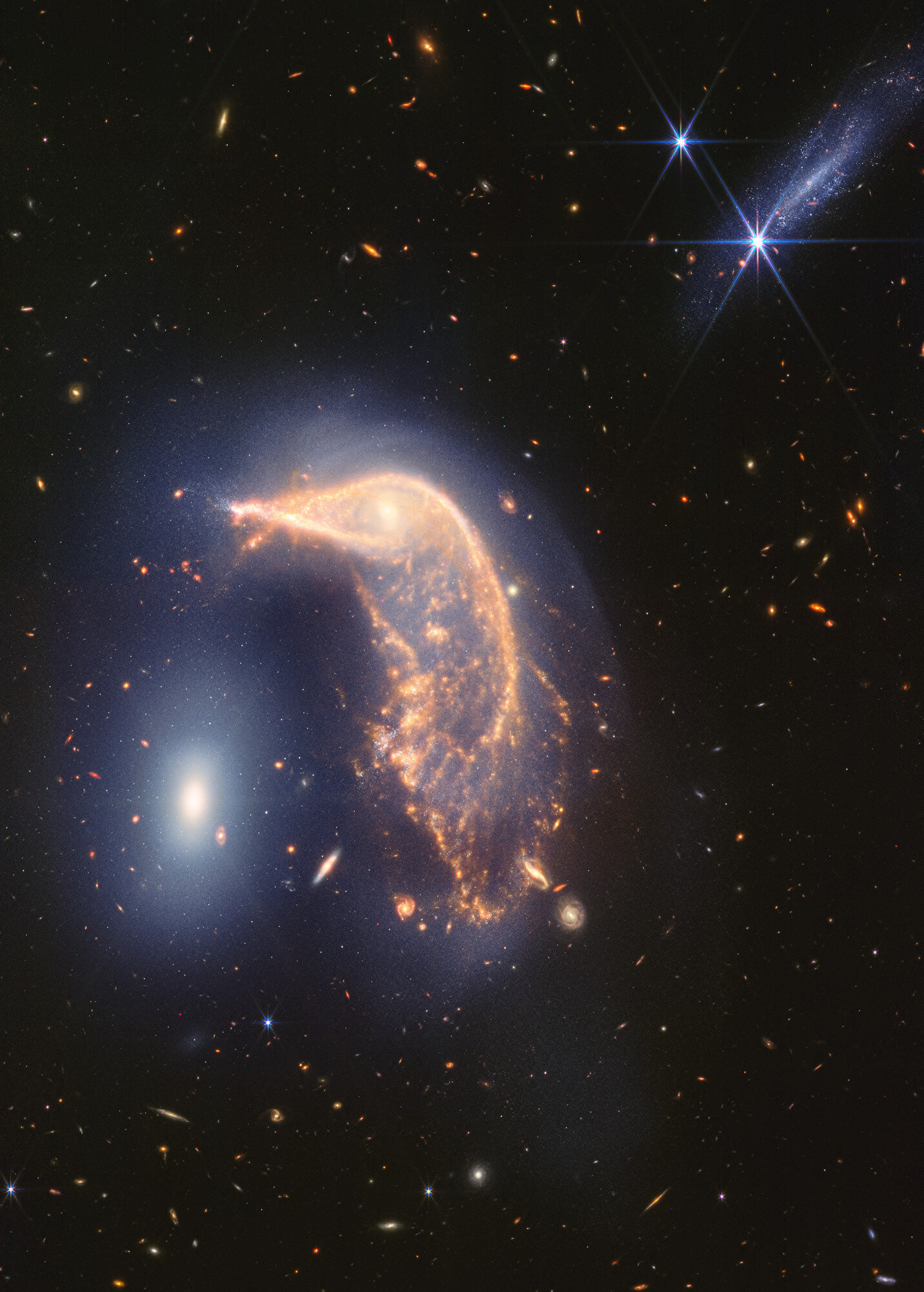 Пингвин и Яйцо: «Джеймс Уэбб» обновил изображение «танцующих» галактик Arp 142