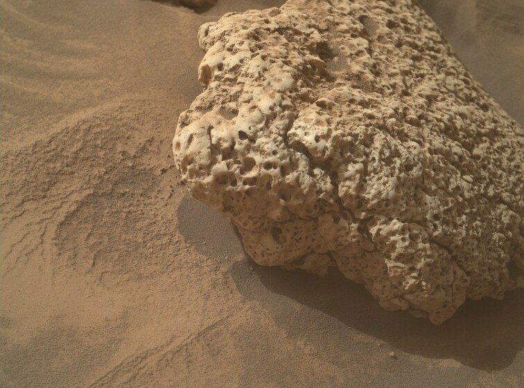 Марсоход Curiosity заснял ещё один очень странный камень — он похож на губку