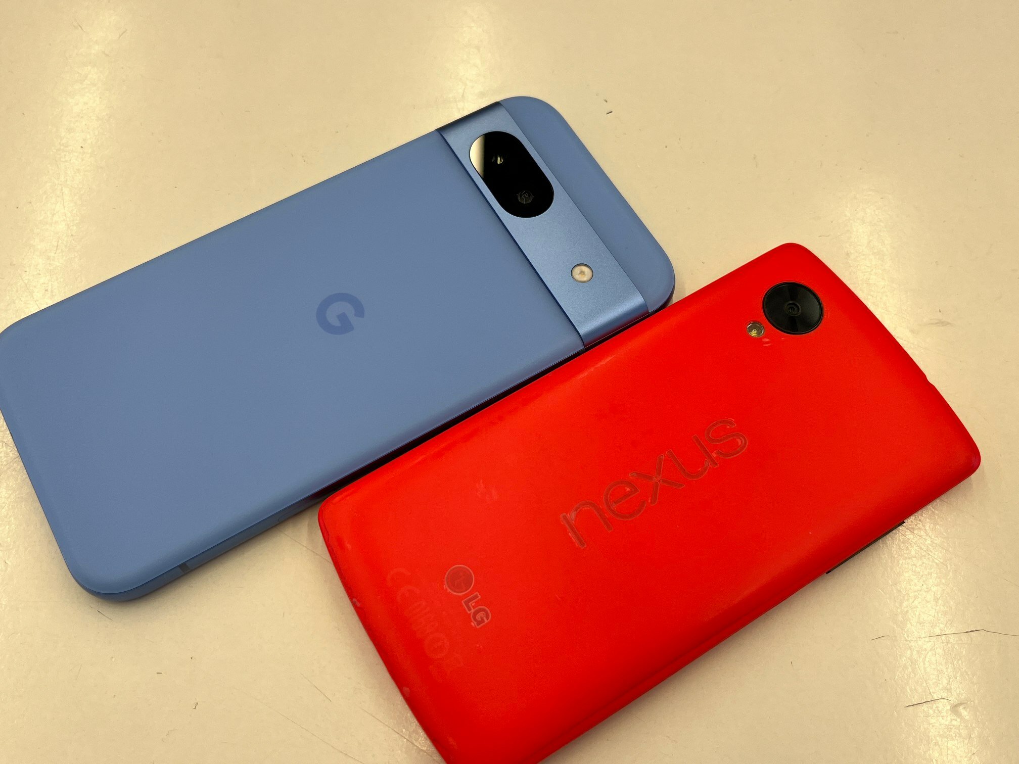 Два лучших дизайна смартфонов от Google на одном фото