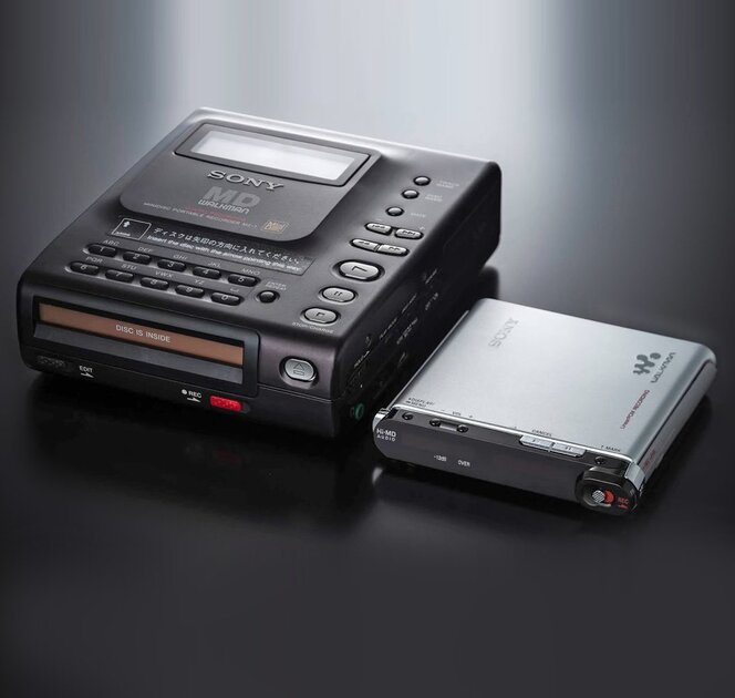 Первый MiniDisc-рекордер из 1992 года рядом с последним из 2006-го