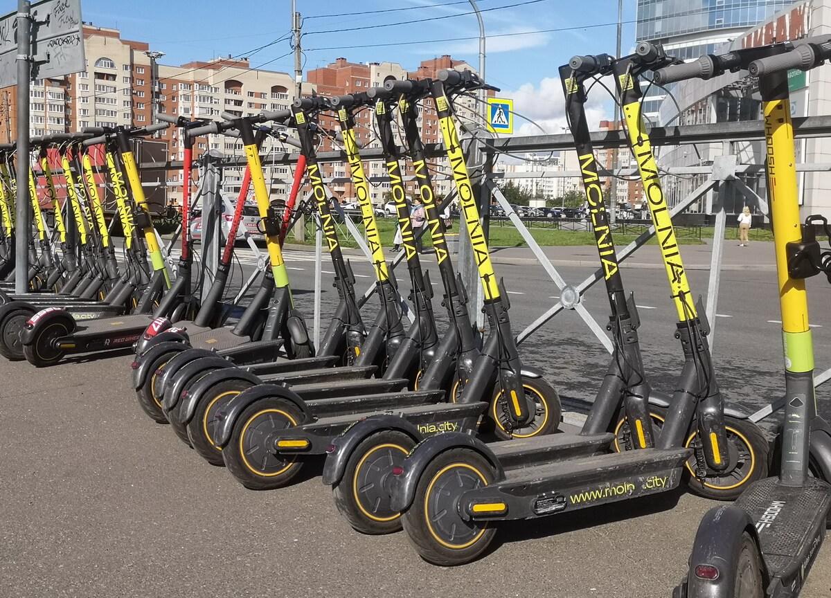 В самом центре Санкт-Петербурга бессрочно запретили парковать электрические самокаты