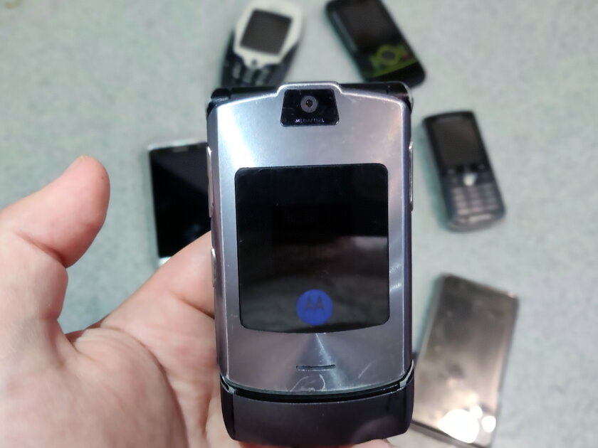 Установил на RAZR V3i экспериментальную прошивку с «эльфами» — смотрите на эту красоту