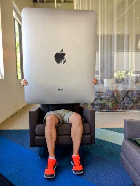 😁 Пользователи iPad на 13 дюймов be like. Видели таких?