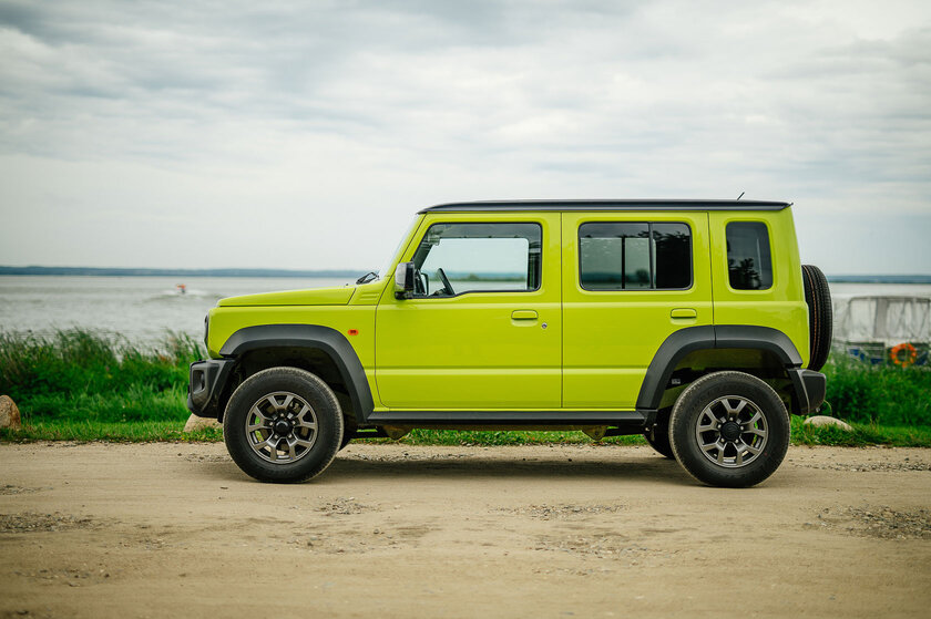 Легенда становится практичной. Обзор пятидверного Suzuki Jimny (2023)