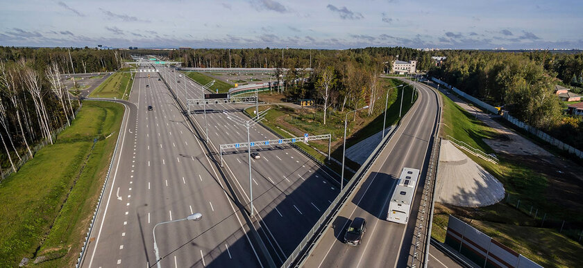 От Москвы до Санкт-Петербурга без водителя за рулём: в России запустили автономные грузовики по трассе М-11